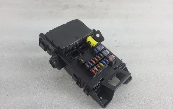 Toyota Avensis T220 Fuse module 8264105011 05810530