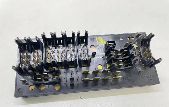Audi 80 90 S2 B4 Fuse module 443941822A