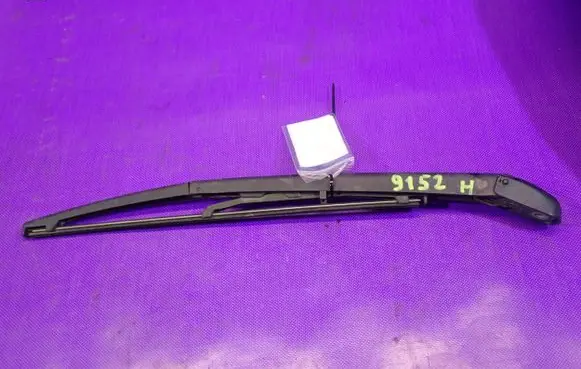 Rear wiper blade arm