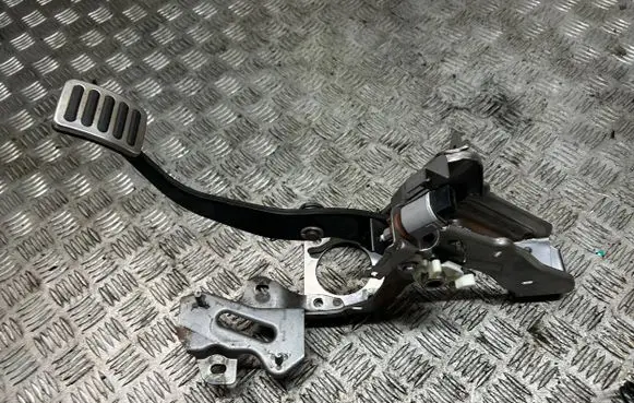 Suzuki Swift III Brake pedal 