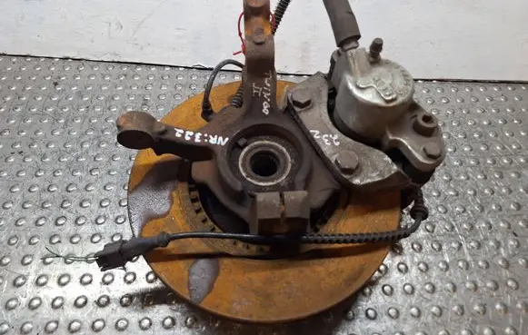 Renault Twingo II Front wheel hub spindle knuckle S25056322 8200663586
