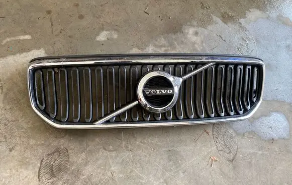 Volvo XC40 Front bumper upper radiator grill 31656581