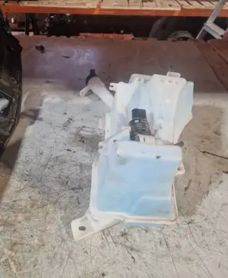 Buick Encore I Windshield washer fluid reservoir/tank 95292454