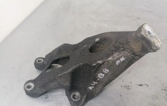 Audi A4 S4 B8 8K Engine mounting bracket 8K0199307