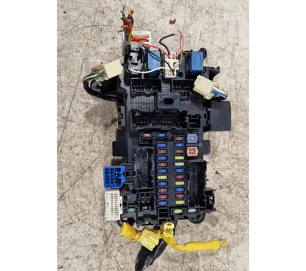 Suzuki Grand Vitara II Fuse module 3861084F21 06650055910 0665005591