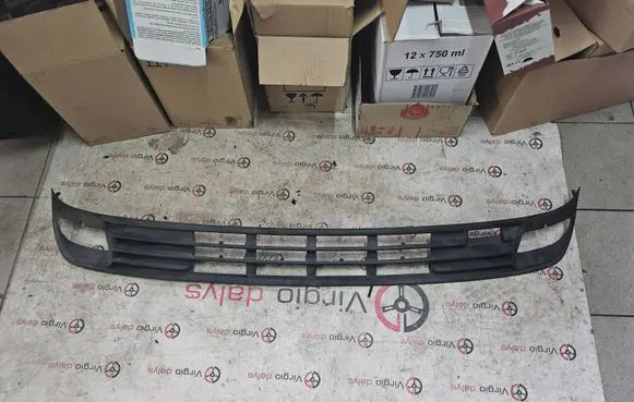 Ford Mondeo MK I Front bumper lower grill 93BB17B968BB