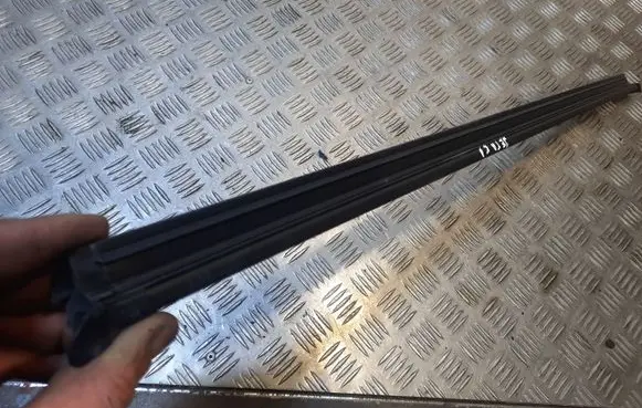 Volkswagen Jetta VI Front door glass trim molding 5C6837479