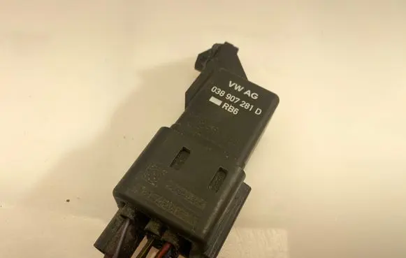 Audi A3 S3 A3 Sportback 8P Glow plug pre-heat relay 038907281D 0281003038