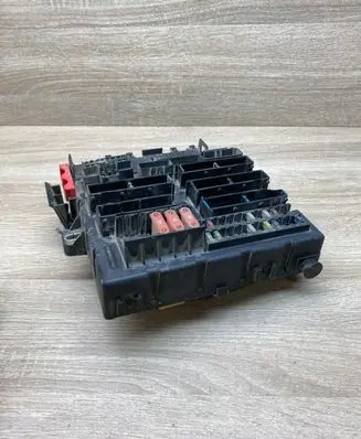 Opel Vectra C Fuse module 13170890
