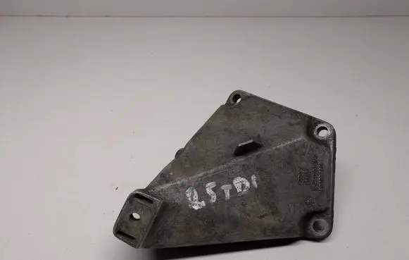 Engine mounting bracket