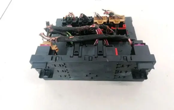 Volkswagen PASSAT B6 Fuse box set 3C0937049J F005V00530