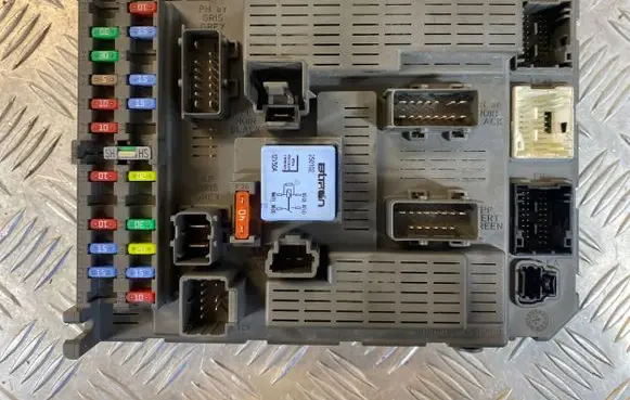 Peugeot 807 Fuse module 1499704080