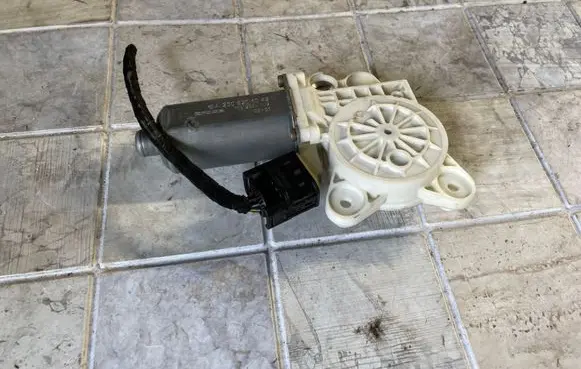 Mercedes-Benz Vaneo W414 Front door window regulator motor A2308201042