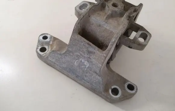 Peugeot 508 Engine mount bracket