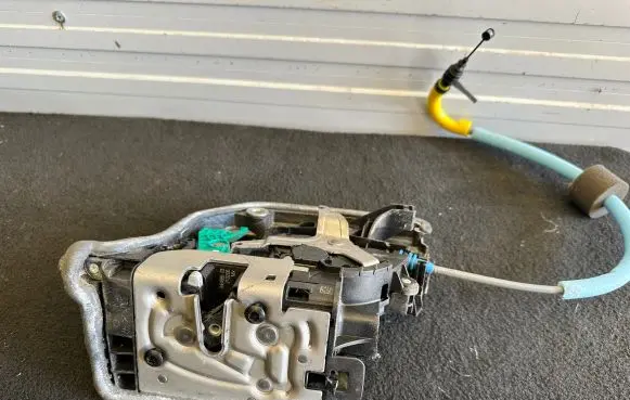 BMW X6 G06 Rear door lock 9464885 A052111 51229464885
