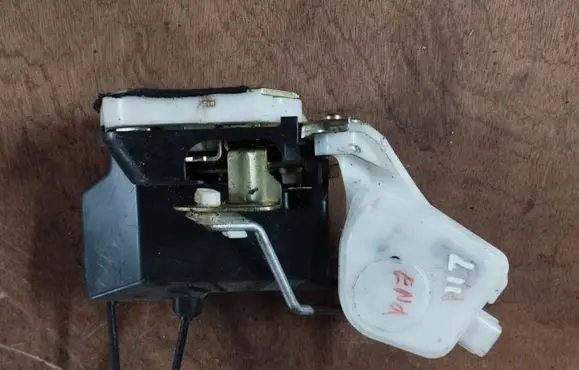 Mitsubishi Endeavor Rear door lock