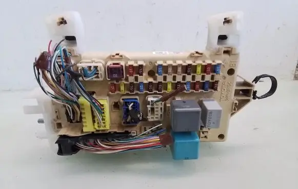 Toyota Corolla Verso E121 Fuse module 04051809274201