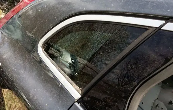 Volvo V40 Rear side window