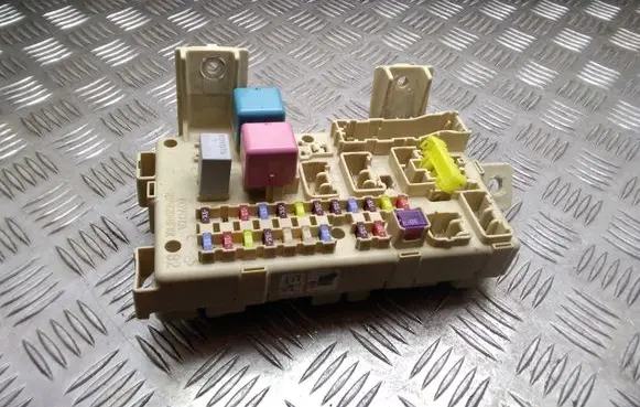 Toyota Corolla Verso AR10 Fuse module 892210F020