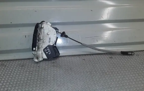 Volkswagen Polo V 6R Front door lock 5K1837015B