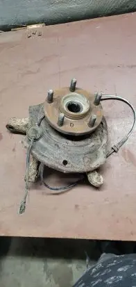 Nissan X-Trail T30 Front wheel hub
