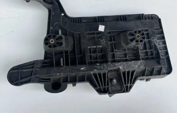 Volkswagen Golf V Battery tray 1K0915333C