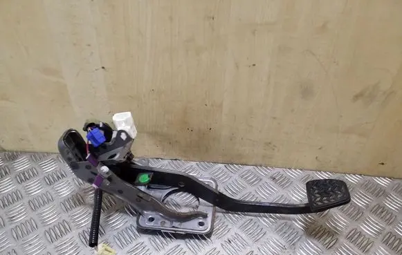 Toyota RAV 4 (XA20) Brake pedal
