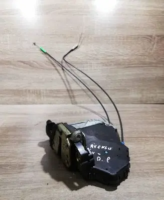 Toyota Avensis T250 Front door lock Z64E0803