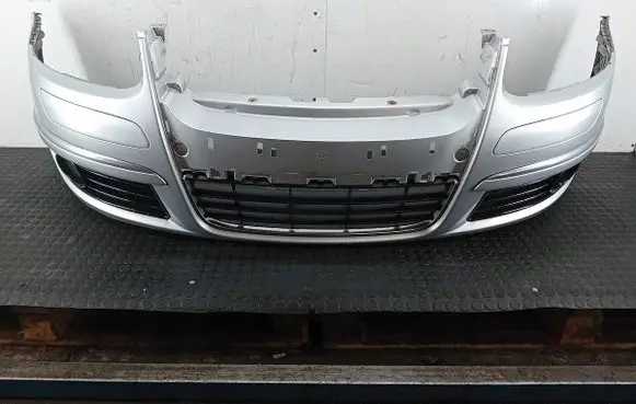 Volkswagen Golf V Front bumper LA7W