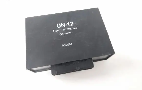 BMW 5 E39 Hazard warning light relay UN12 032004