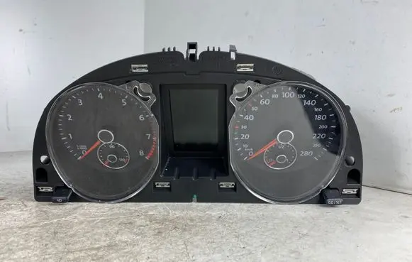 Volkswagen PASSAT CC Speedometer (instrument cluster) 3C8920870 18072008