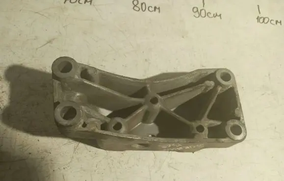 Volkswagen Touran I Engine mounting bracket 1K019117
