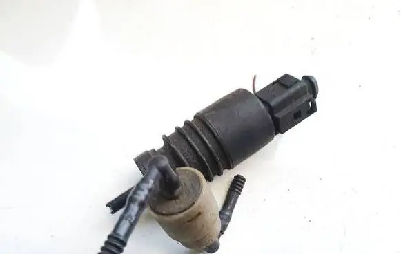 Volkswagen PASSAT B5 Windscreen/windshield washer pump 1j0973722