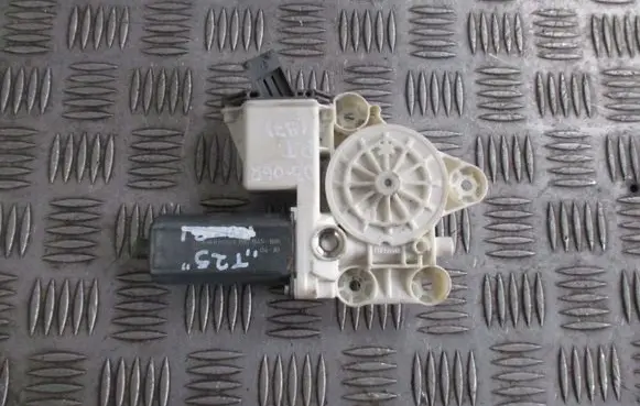 Toyota Avensis T250 Rear door window regulator motor 102041012