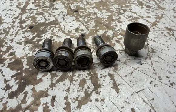 Volvo XC60 Anti-theft wheel nuts and lock