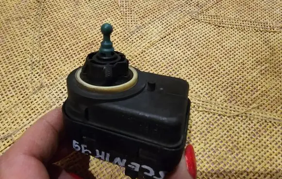 Renault Scenic I Headlight level adjustment motor 