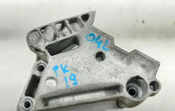 Volkswagen Crafter Engine mount bracket 04L199207