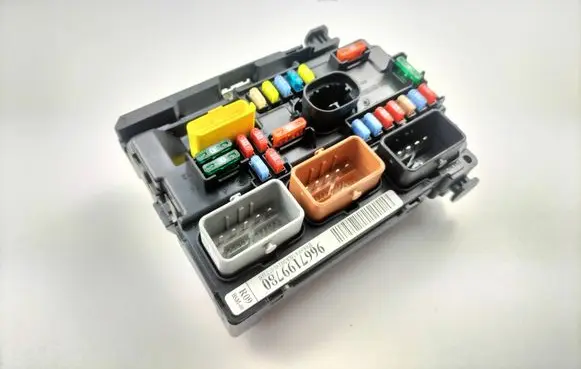 Citroen C3 Fuse module 9667199780