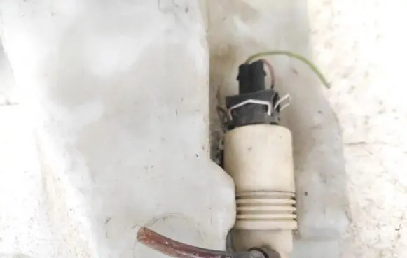 Volkswagen PASSAT B4 Windscreen/windshield washer pump