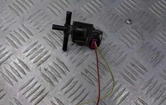 Audi A4 S4 B5 8D Vacuum valve 