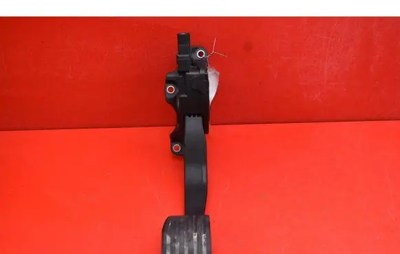 Accelerator throttle pedal