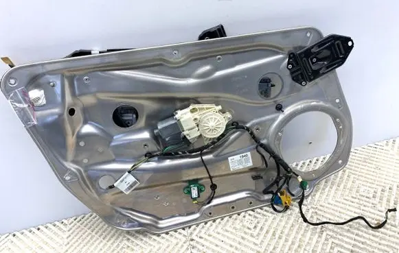 Mercedes-Benz E W212 Front door window regulator with motor 