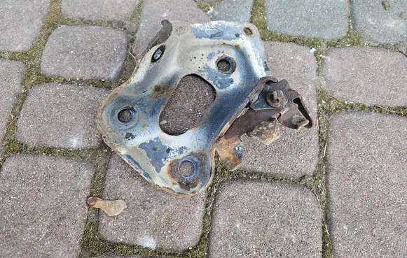 Opel Corsa E Brake caliper pad carrier rear 