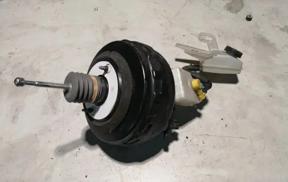 Opel Zafira C Brake booster