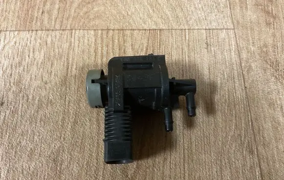 Volkswagen Golf IV Turbo solenoid valve 1J0906283C