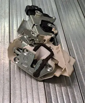 Suzuki Ignis Rear door lock