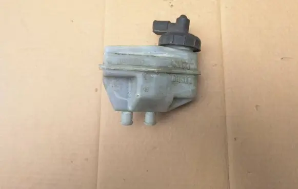 Renault 19 Brake fluid reservoir 7700818830