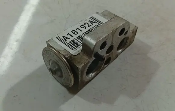 Volkswagen PASSAT B6 Air conditioning (A/C) expansion valve 1K0820679
