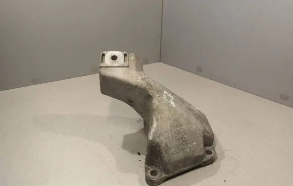 Volkswagen PASSAT B5.5 Engine mounting bracket 8D0199307G