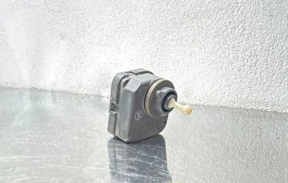 Opel Vectra C Headlight level adjustment motor 0307852335 VAD12V671